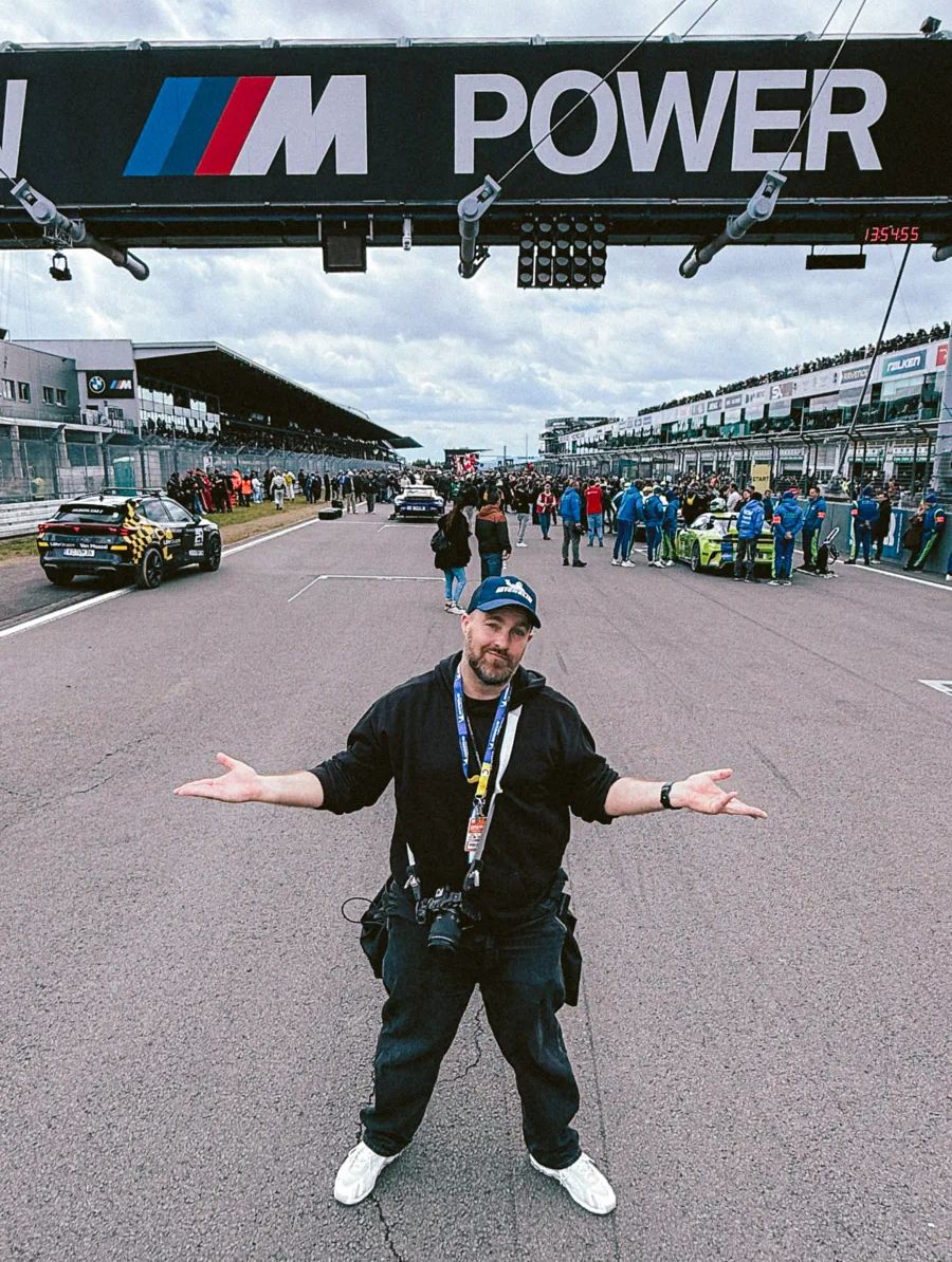 Autor Mario-Roman Lambrecht hat sich den Wahnsinn des 24-Stunden-Rennens 2026 am Nürburgring angeschaut.