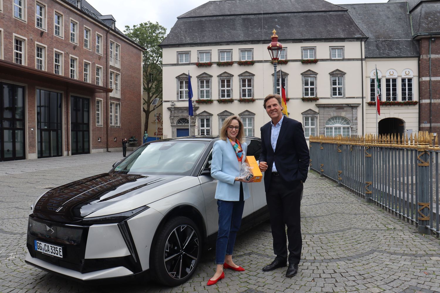 Christine Schulze Tergeist, Managing Director Stellantis Premium Brands Germany, und Dr. Klaus Gutberlet, Geschäftsführer der Autohaus Ulmen Gruppe in Düsseldorf.