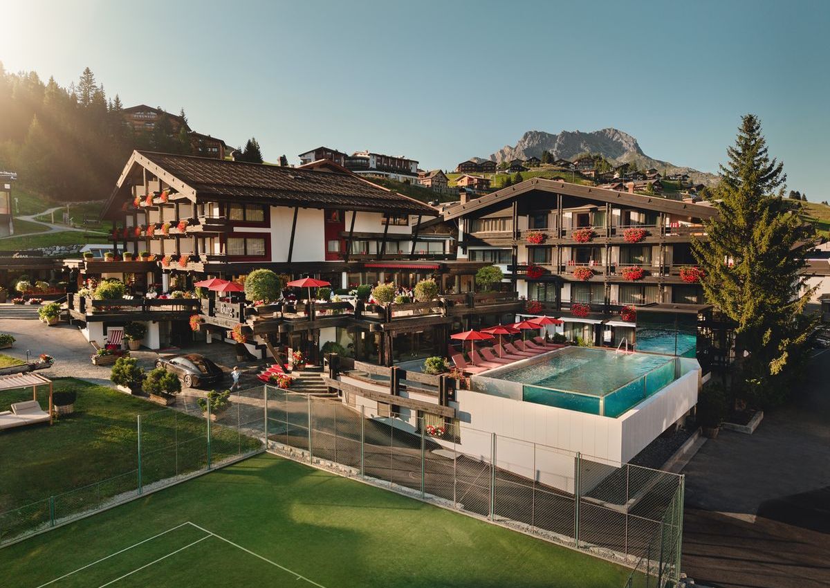 Neuer Infinity-Pool im Burg Hotel Oberlech
