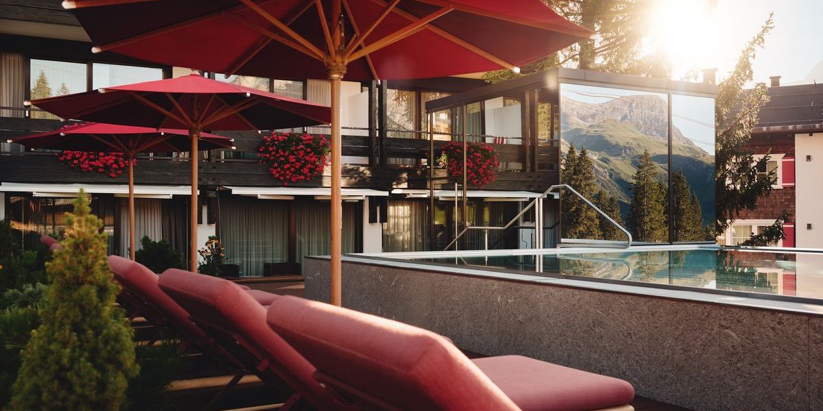 Neuer Infinity-Pool im Burg Hotel Oberlech | Shots Magazin