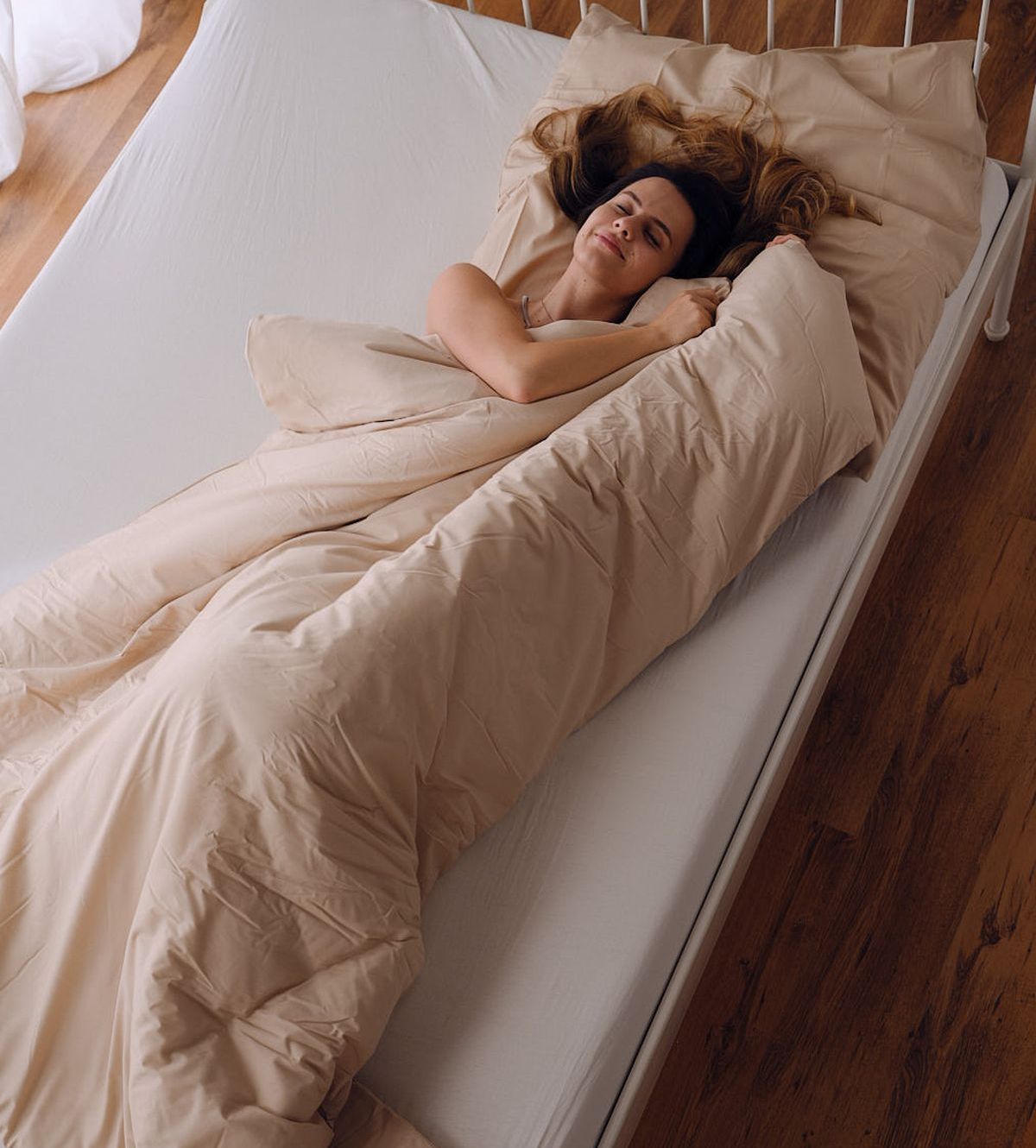 Model Minela Fisic schläft in Plumelle